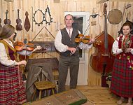 Asociacija „Kryvija“ ir Gūdų kultūros draugija Lietuvoje kviečia į koncertą-paskaitą, skirtą liaudies muzikos instrumentams: dūdmaišiui, smuikui, cimbolams
